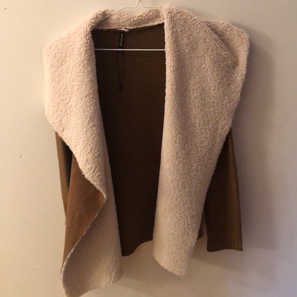 Barely worn waterfall cardigan with faux fur - Picture 2 of 6